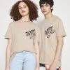 YOURTURN GRAPHIC TEE UNISEX - T-shirt Con Stampa - Tan -Sconto YOURTURN in Italia 0fb0dc9e346a4f31aec8a4dd49f3bf89