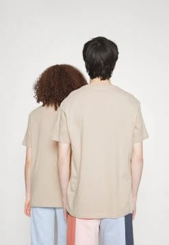 YOURTURN GRAPHIC TEE UNISEX - T-shirt Con Stampa - Tan 10 YOURTURN GRAPHIC TEE UNISEX - T-shirt Con Stampa - Tan -Sconto YOURTURN in Italia 129cb5ad04e84d198455ea9a823d0bb7