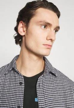 YOURTURN T-shirt Con Stampa - Black, Unisex -Sconto YOURTURN in Italia 5b92c18db0e84b1582a3cfb12fae86c9