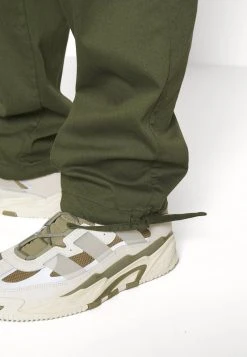 YOURTURN UNISEX - Pantaloni Cargo - Light Green -Sconto YOURTURN in Italia 60a88ef82b6b487bac4b186b6b0a649d