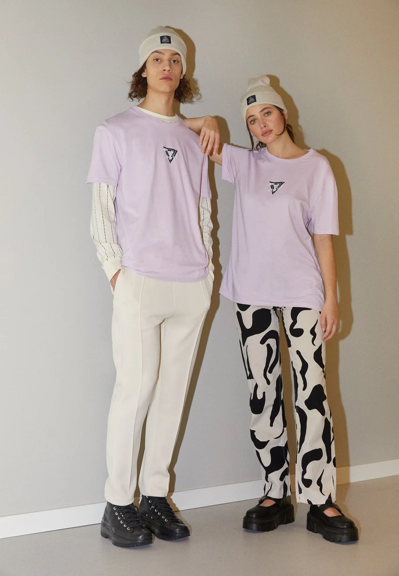 YOURTURN GRAPHIC TEE WINCENT WEISS UNISEX - T-shirt Con Stampa - Lilac 3 YOURTURN GRAPHIC TEE WINCENT WEISS UNISEX - T-shirt Con Stampa - Lilac