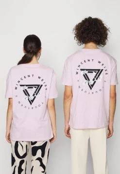YOURTURN GRAPHIC TEE WINCENT WEISS UNISEX - T-shirt Con Stampa - Lilac 13 YOURTURN GRAPHIC TEE WINCENT WEISS UNISEX - T-shirt Con Stampa - Lilac -Sconto YOURTURN in Italia d7304f51ffbf41f3ae71db07ec17fdc0
